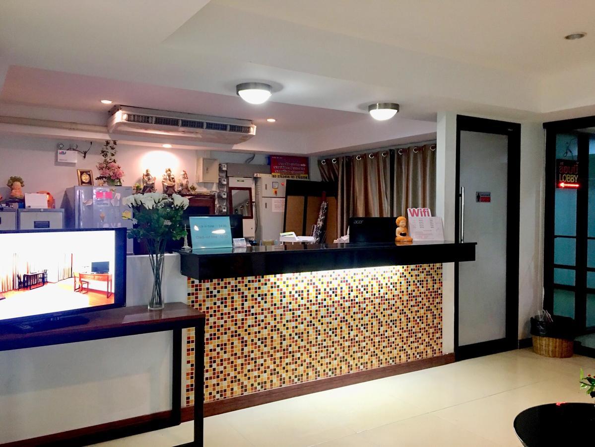Double Dd House At Mrt Sutthisarn Bangkok Exterior photo