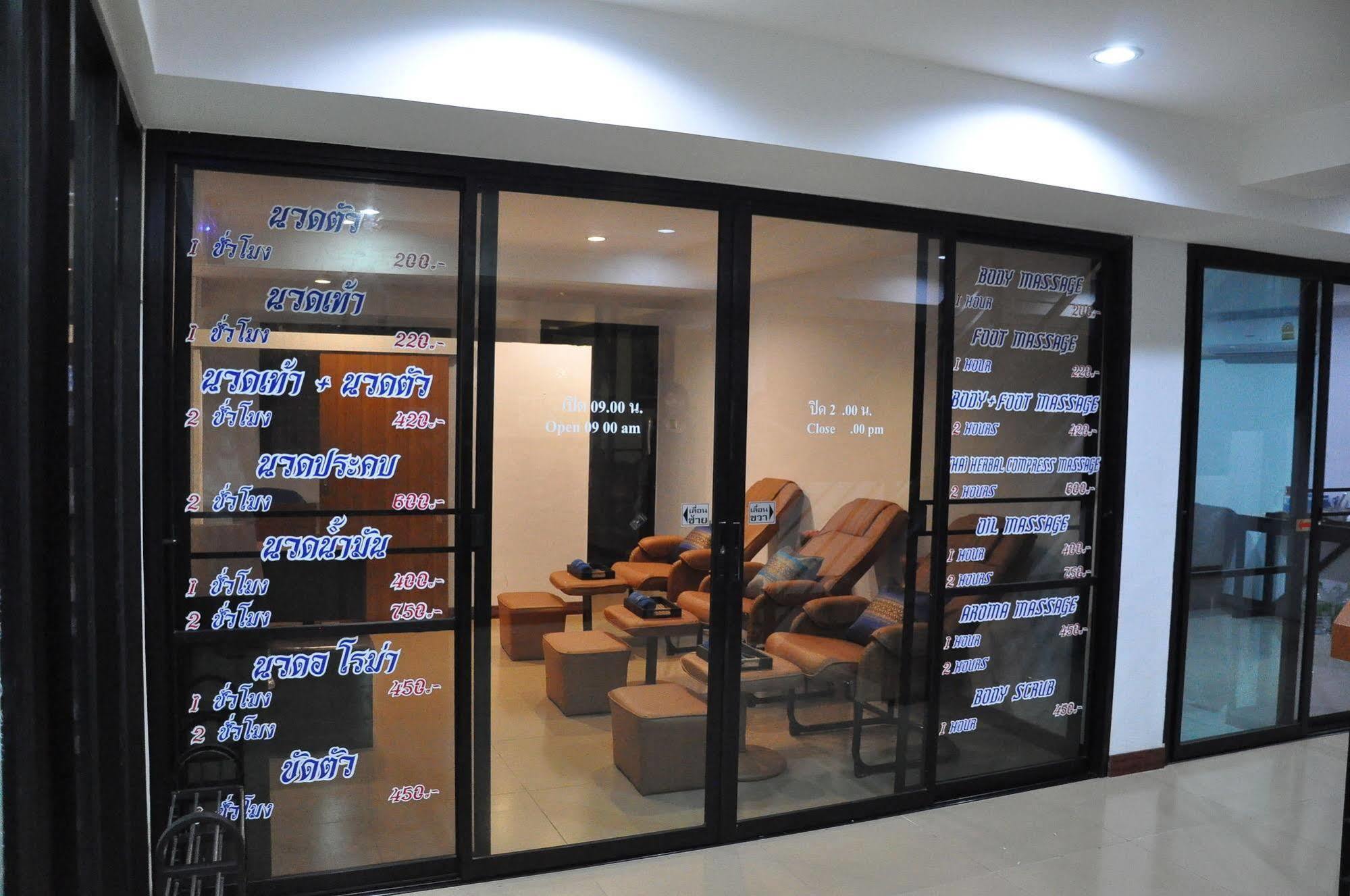 Double Dd House At Mrt Sutthisarn Bangkok Exterior photo